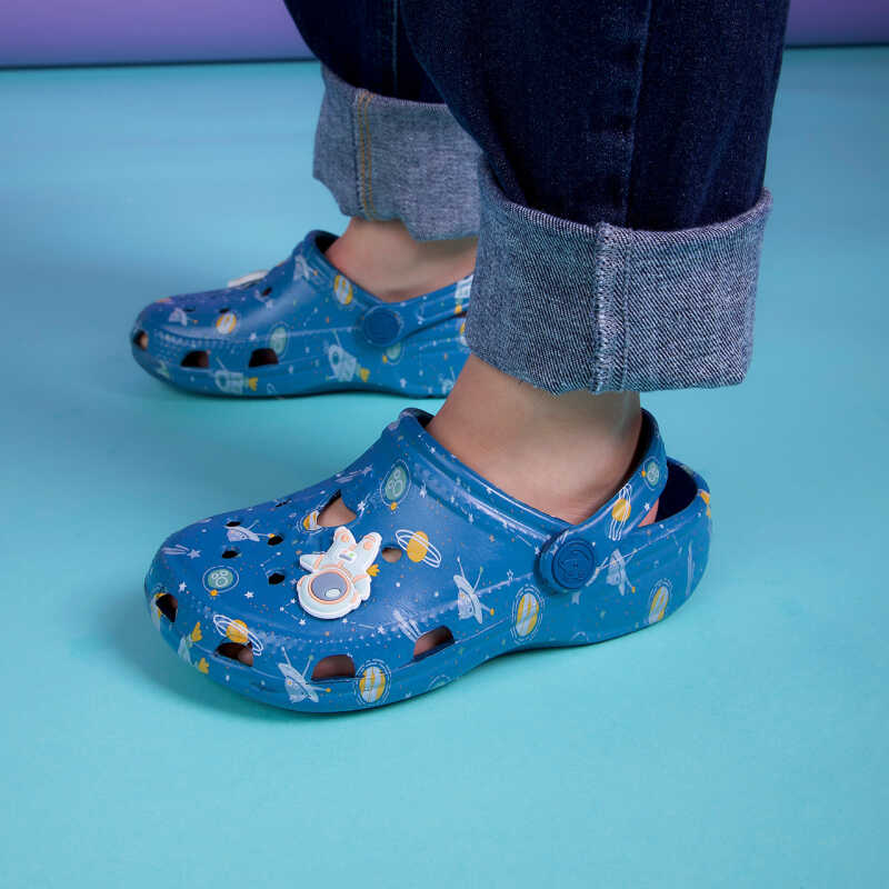 Clogs BIG FROG PRINTED modré s potlačou SPACE + amulet